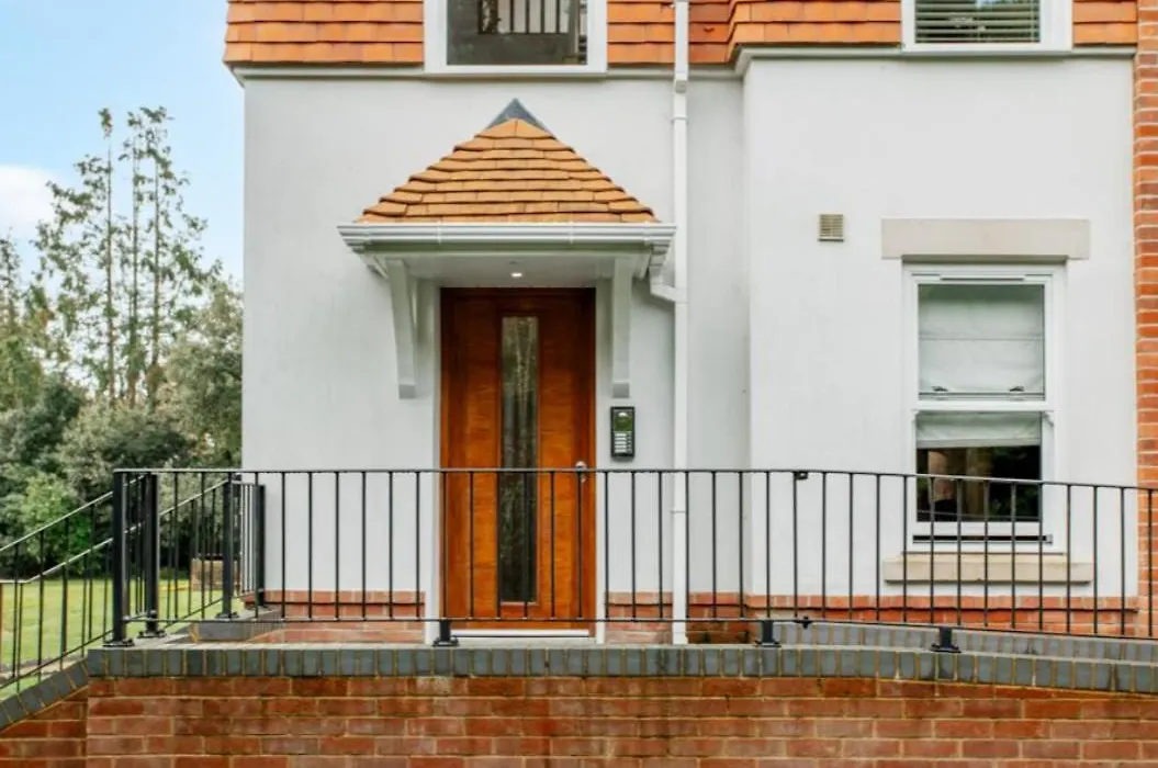 New Ground Floor Apartment, 4 Mins Walk To Beach-1